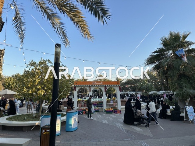 الزهور والنباتات في سوق جذور في حديقة الأمير سعود بمدينة الظهران، المنطقة الشرقية، المملكة العربية السعودية، منتجات حرفية وأطعمة منزلية، أركان تسوق خارجية ، فعاليات عائلية وأنشطة ترفيهية،  سوق مجتمعي مفتوح يدعم المشاريع المحلية، أجواء تراثية واجتماعية نابضة بالحياة