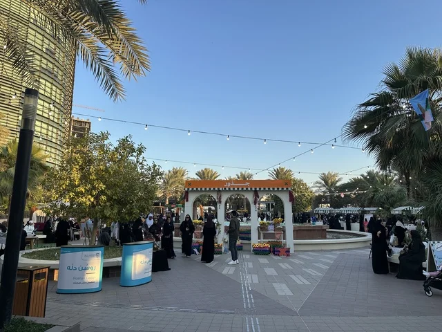 الزهور والنباتات في سوق جذور في حديقة الأمير سعود بمدينة الظهران، المنطقة الشرقية، المملكة العربية السعودية، منتجات حرفية وأطعمة منزلية، أركان تسوق خارجية ، فعاليات عائلية وأنشطة ترفيهية،  سوق مجتمعي مفتوح يدعم المشاريع المحلية، أجواء تراثية واجتماعية نابضة بالحياة