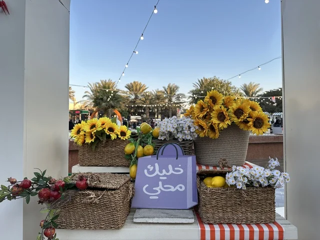 الزهور والنباتات في سوق جذور في حديقة الأمير سعود بمدينة الظهران، المنطقة الشرقية، المملكة العربية السعودية، منتجات حرفية وأطعمة منزلية، أركان تسوق خارجية ، فعاليات عائلية وأنشطة ترفيهية،  سوق مجتمعي مفتوح يدعم المشاريع المحلية، أجواء تراثية واجتماعية نابضة بالحياة