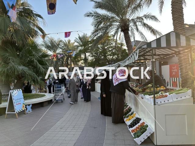 تجمع الزوار في سوق جذور في حديقة الأمير سعود بمدينة الظهران، المنطقة الشرقية، المملكة العربية السعودية، منتجات حرفية وأطعمة منزلية، أركان تسوق خارجية ، فعاليات عائلية وأنشطة ترفيهية،  سوق مجتمعي مفتوح يدعم المشاريع المحلية، أجواء تراثية واجتماعية نابضة بالحياة