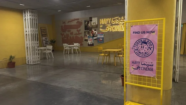 حي سينما في حي جميل في مدينة جدة، المملكة العربية السعودية، وجهة ثقافية وفنية معاصرة، معارض فنية ومساحات إبداعية، فعاليات ثقافية ومجتمعية متنوعة، مقاهي ومناطق تجمع فني، بيئة حضرية تحتضن الإبداع والفنون الحديثة