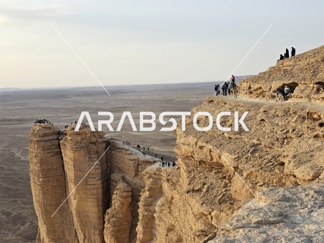 السياحه في المملكه العربيه السعوديه، معالم تاريخية، الجبال والمرتفعات الصخرية، القمم الصخرية، المناطق الصحراوية، حافة العالم، جبال طويق في نجد في المملكة العربية السعودية