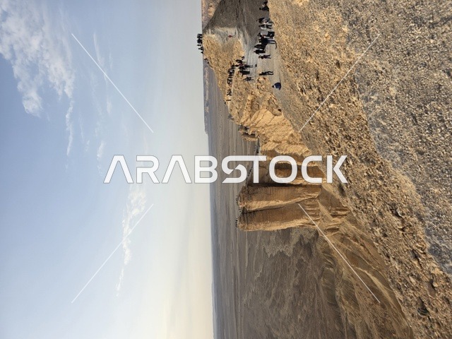منظر طبيعي لحافة العالم ومطل الجراند كانيون، سلسلة جبال طويق في الرياض، جبال في نجد في المملكة العربية السعودية، المناطق الصحراوية، الجبال والمرتفعات الصخرية، القمم الصخرية، معالم تاريخية، السياحة في السعودية