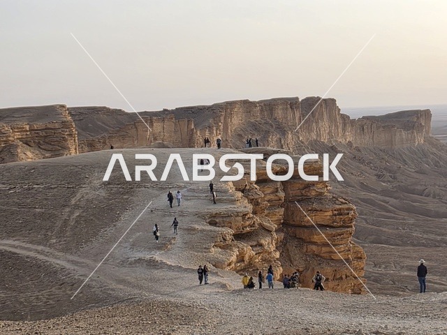 حافة العالم ومطل الجراند كانيون، سلسلة جبال طويق في الرياض، جبال في نجد في المملكة العربية السعودية، المناطق الصحراوية، الجبال والمرتفعات الصخرية، القمم الصخرية، معالم تاريخية، السياحة في السعودية