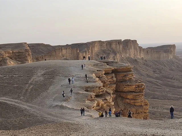 حافة العالم ومطل الجراند كانيون، سلسلة جبال طويق في الرياض، جبال في نجد في المملكة العربية السعودية، المناطق الصحراوية، الجبال والمرتفعات الصخرية، القمم الصخرية، معالم تاريخية، السياحة في السعودية