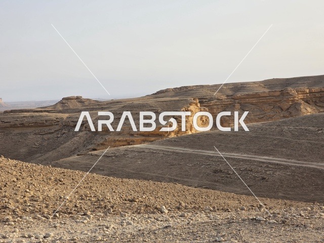 مطل الجراند كانيون, منظر طبيعي لحافة العالم، سلسلة جبال طويق في الرياض، جبال في نجد في المملكة العربية السعودية، المناطق الصحراوية، الجبال والمرتفعات الصخرية، القمم الصخرية، معالم تاريخية، السياحة في السعودية