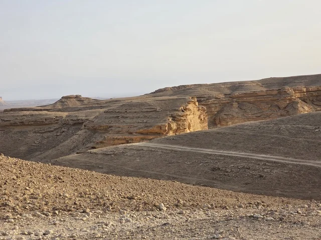 مطل الجراند كانيون, منظر طبيعي لحافة العالم، سلسلة جبال طويق في الرياض، جبال في نجد في المملكة العربية السعودية، المناطق الصحراوية، الجبال والمرتفعات الصخرية، القمم الصخرية، معالم تاريخية، السياحة في السعودية