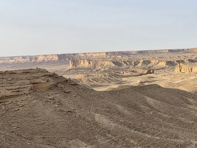 سلسلة جبلية ضخمة، مطل الجراند كانيون, منظر طبيعي لحافة العالم، سلسلة جبال طويق في الرياض، جبال في نجد في المملكة العربية السعودية، المناطق الصحراوية، الجبال والمرتفعات الصخرية، القمم الصخرية، معالم تاريخية، السياحة في السعودية