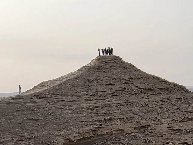 منحدرات صخرية توفر مناظر بانورامية، مطل الجراند كانيون, منظر طبيعي لحافة العالم، سلسلة جبال طويق في الرياض، جبال في نجد في المملكة العربية السعودية، المناطق الصحراوية، الجبال والمرتفعات الصخرية، القمم الصخرية، معالم تاريخية، السياحة في السعودية