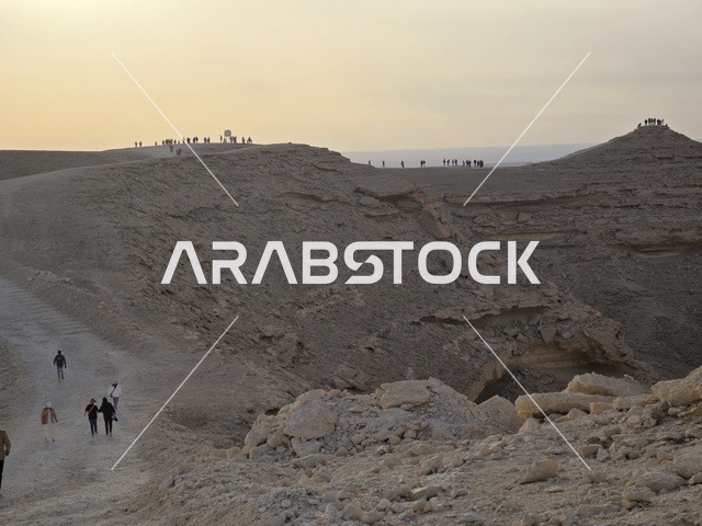 وجهة مثالية للتخييم والمشي لمسافات طويلة، مطل الجراند كانيون, منظر طبيعي لحافة العالم، سلسلة جبال طويق في الرياض، جبال في نجد في المملكة العربية السعودية، المناطق الصحراوية، الجبال والمرتفعات الصخرية، القمم الصخرية، معالم تاريخية، السياحة في السعودية