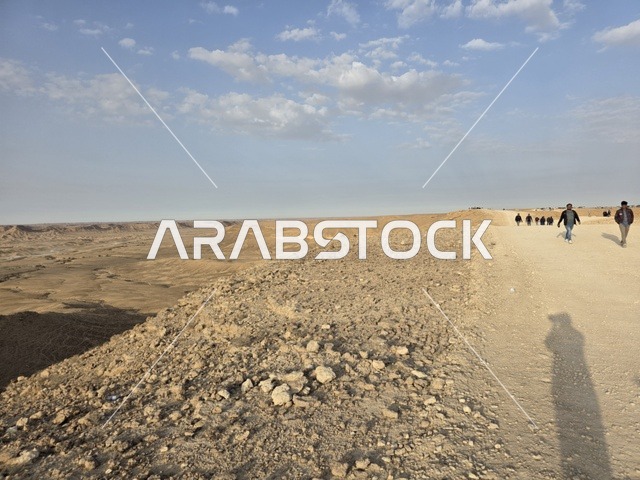 معالم طبيعية اثرية سياحية مشهورة، مطل الجراند كانيون, منظر طبيعي لحافة العالم، سلسلة جبال طويق في الرياض، جبال في نجد في المملكة العربية السعودية، المناطق الصحراوية، الجبال والمرتفعات الصخرية، القمم الصخرية، معالم تاريخية، السياحة في السعودية