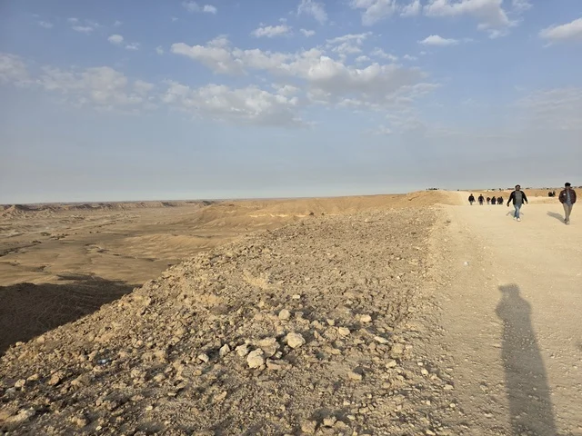 معالم طبيعية اثرية سياحية مشهورة، مطل الجراند كانيون, منظر طبيعي لحافة العالم، سلسلة جبال طويق في الرياض، جبال في نجد في المملكة العربية السعودية، المناطق الصحراوية، الجبال والمرتفعات الصخرية، القمم الصخرية، معالم تاريخية، السياحة في السعودية