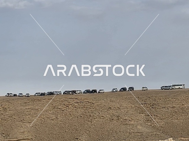 منحدرات صخرية شاهقة ، منظر طبيعي لحافة العالم، سلسلة جبال طويق في الرياض، جبال في نجد في المملكة العربية السعودية، المناطق الصحراوية، الجبال والمرتفعات الصخرية، القمم الصخرية، معالم تاريخية، السياحة في السعودية