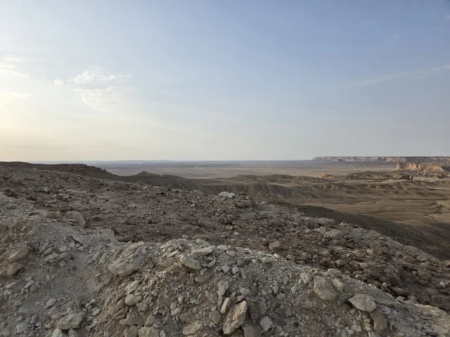 القيادة عبر طرق وعرة ، مطل الجراند كانيون, منظر طبيعي لحافة العالم، سلسلة جبال طويق في الرياض، جبال في نجد في المملكة العربية السعودية، المناطق الصحراوية، الجبال والمرتفعات الصخرية، القمم الصخرية، معالم تاريخية، السياحة في السعودية