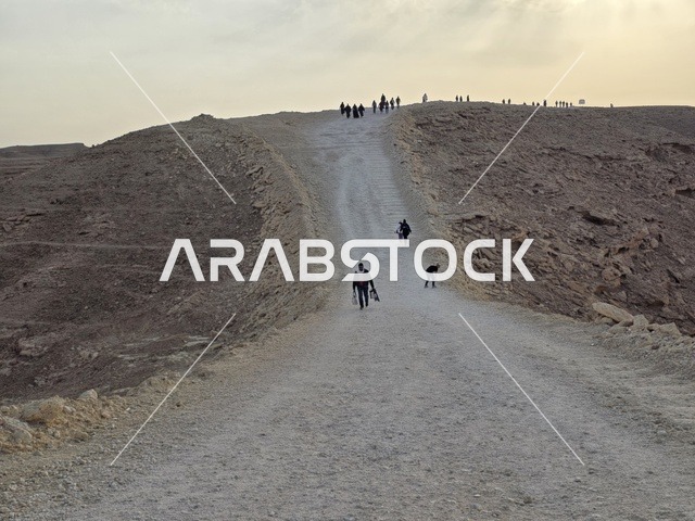 الوقوف على حافة الكرة الأرضية، منظر طبيعي لحافة العالم، سلسلة جبال طويق في الرياض، جبال في نجد في المملكة العربية السعودية، المناطق الصحراوية، الجبال والمرتفعات الصخرية، القمم الصخرية، معالم تاريخية، السياحة في السعودية