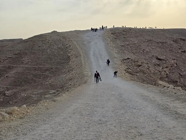 الوقوف على حافة الكرة الأرضية، منظر طبيعي لحافة العالم، سلسلة جبال طويق في الرياض، جبال في نجد في المملكة العربية السعودية، المناطق الصحراوية، الجبال والمرتفعات الصخرية، القمم الصخرية، معالم تاريخية، السياحة في السعودية