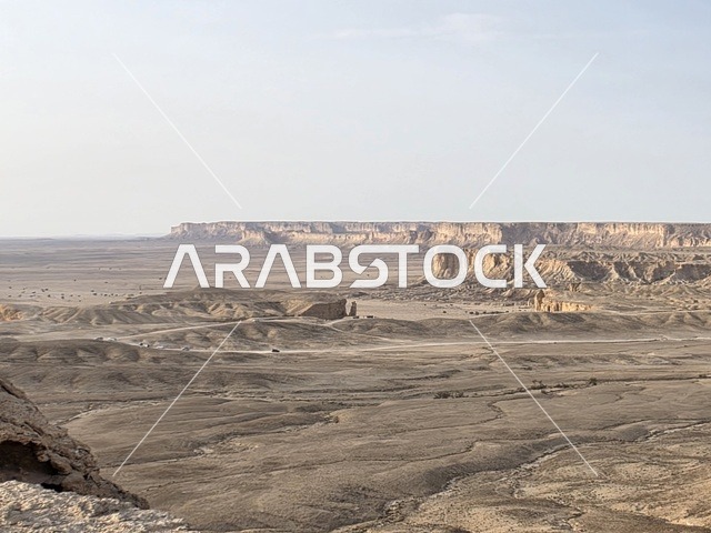 الحجر الجيري وأحافير بحرية قديمة، منظر طبيعي لحافة العالم، سلسلة جبال طويق في الرياض، جبال في نجد في المملكة العربية السعودية، المناطق الصحراوية، الجبال والمرتفعات الصخرية، القمم الصخرية، معالم تاريخية، السياحة في السعودية
