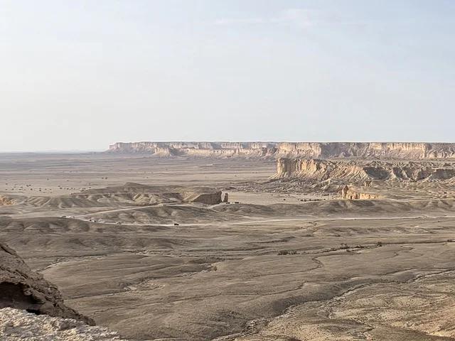 Limestone and ancient marine fossils, a natural landscape at the edge of the world, the Tuwaiq Mountains in Riyadh, mountains in Najd in the Kingdom of Saudi Arabia, desert areas, rocky mountains and highlands, rocky peaks, historical landmarks, tourism in Saudi Arabia.