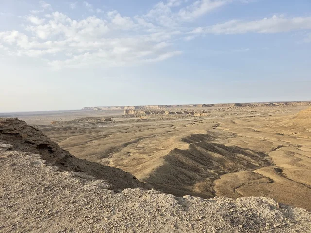 وجهة شهيرة لمحبي المغامرات والمشي لمسافات طويلة، منظر طبيعي لحافة العالم، سلسلة جبال طويق في الرياض، جبال في نجد في المملكة العربية السعودية، المناطق الصحراوية، الجبال والمرتفعات الصخرية، القمم الصخرية، معالم تاريخية، السياحة في السعودية