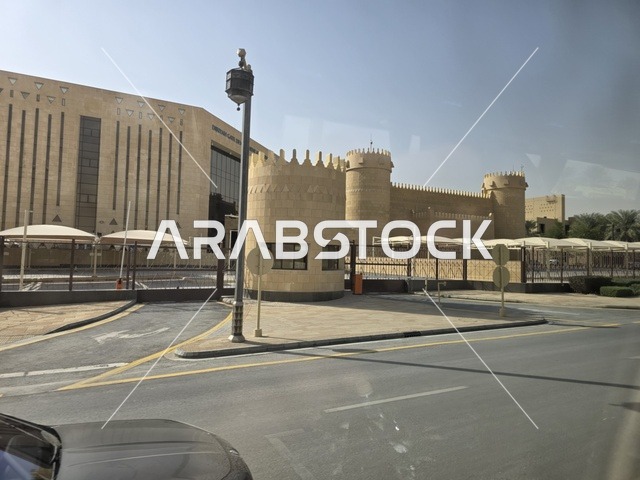 أسوار الدرعية القديمة في مدينة الرياض في المملكة العربية السعودية، معالم أثرية تاريخية قديمة، الفن الهندسي المعماري القديم، صورة للمباني الأثرية والبيوت الطينية في حي الطريف في الدرعية، أشجار النخيل الخضراء، مناطق السياحة التراثية في السعودية