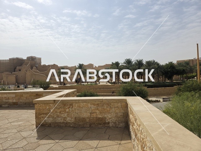 مناطق السياحة التراثية في السعودية، الفن الهندسي المعماري القديم لأسوار قصر سلوى في البجيري في مدينة الرياض، صورة جوية للمباني الأثرية والبيوت الطينية في حي الطريف في الدرعية، معالم أثرية تاريخية قديمة، أشجار النخيل الخضراء