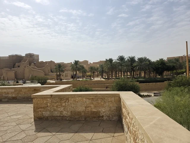 مناطق السياحة التراثية في السعودية، الفن الهندسي المعماري القديم لأسوار قصر سلوى في البجيري في مدينة الرياض، صورة جوية للمباني الأثرية والبيوت الطينية في حي الطريف في الدرعية، معالم أثرية تاريخية قديمة، أشجار النخيل الخضراء