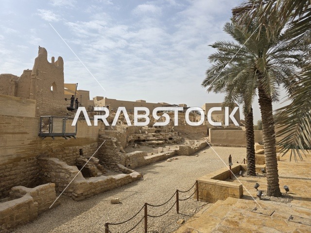 الفن الهندسي المعماري القديم لأسوار قصر سلوى في البجيري في مدينة الرياض، صورة جوية للمباني الأثرية والبيوت الطينية في حي الطريف في الدرعية، معالم أثرية تاريخية قديمة، أشجار النخيل الخضراء، مناطق السياحة التراثية في السعودية