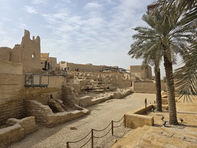 الفن الهندسي المعماري القديم لأسوار قصر سلوى في البجيري في مدينة الرياض، صورة جوية للمباني الأثرية والبيوت الطينية في حي الطريف في الدرعية، معالم أثرية تاريخية قديمة، أشجار النخيل الخضراء، مناطق السياحة التراثية في السعودية