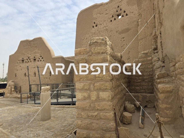 معالم أثرية تاريخية قديمة، الفن الهندسي المعماري القديم لأسوار قصر سلوى في البجيري في مدينة الرياض، صورة للمباني الأثرية والبيوت الطينية في حي الطريف في الدرعية، أشجار النخيل الخضراء، مناطق السياحة التراثية في السعودية