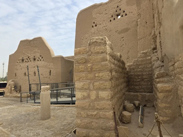 معالم أثرية تاريخية قديمة، الفن الهندسي المعماري القديم لأسوار قصر سلوى في البجيري في مدينة الرياض، صورة للمباني الأثرية والبيوت الطينية في حي الطريف في الدرعية، أشجار النخيل الخضراء، مناطق السياحة التراثية في السعودية