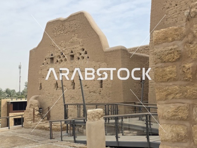 وجهة سياحية وثقافية وتعليمية،  تاريخ الدولة السعودية الأولى، أسوار الدرعية القديمة في مدينة الرياض في المملكة العربية السعودية، معالم أثرية تاريخية قديمة، الفن الهندسي المعماري القديم، صورة للمباني الأثرية والبيوت الطينية في حي الطريف في الدرعية
