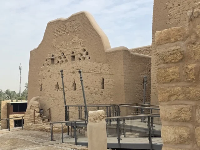 وجهة سياحية وثقافية وتعليمية،  تاريخ الدولة السعودية الأولى، أسوار الدرعية القديمة في مدينة الرياض في المملكة العربية السعودية، معالم أثرية تاريخية قديمة، الفن الهندسي المعماري القديم، صورة للمباني الأثرية والبيوت الطينية في حي الطريف في الدرعية