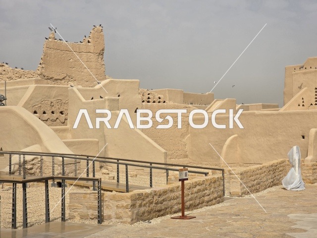 حي الطريف مقر الحكم وعاصمة الدولة،  تاريخ الدولة السعودية الأولى، أسوار الدرعية القديمة في مدينة الرياض في المملكة العربية السعودية، معالم أثرية تاريخية قديمة، الفن الهندسي المعماري القديم، صورة للمباني الأثرية والبيوت الطينية في حي الطريف في الدرعية