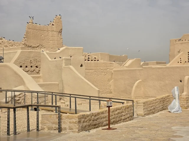 حي الطريف مقر الحكم وعاصمة الدولة،  تاريخ الدولة السعودية الأولى، أسوار الدرعية القديمة في مدينة الرياض في المملكة العربية السعودية، معالم أثرية تاريخية قديمة، الفن الهندسي المعماري القديم، صورة للمباني الأثرية والبيوت الطينية في حي الطريف في الدرعية