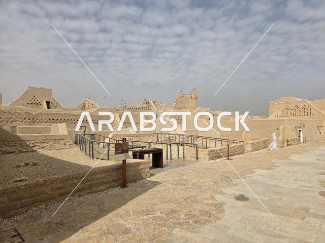 أسلوب العمارة النجدية التقليدية،  تاريخ الدولة السعودية الأولى، أسوار الدرعية القديمة في مدينة الرياض في المملكة العربية السعودية، معالم أثرية تاريخية قديمة، الفن الهندسي المعماري القديم، صورة للمباني الأثرية والبيوت الطينية في حي الطريف في الدرعية
