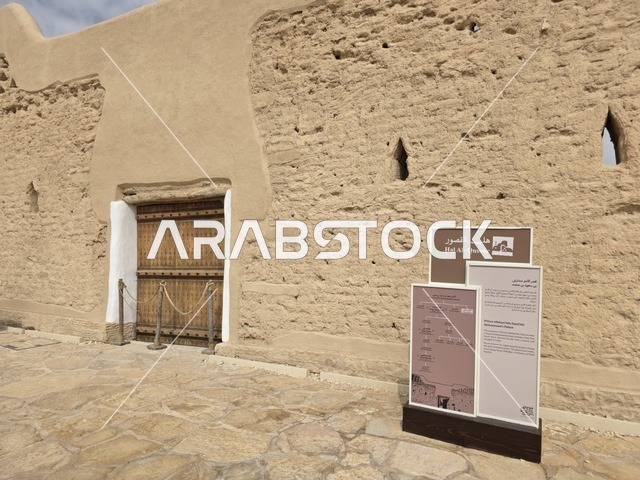 بوستر معلومات عن المنطقة ،  تاريخ الدولة السعودية الأولى، أسوار الدرعية القديمة في مدينة الرياض في المملكة العربية السعودية، معالم أثرية تاريخية قديمة، الفن الهندسي المعماري القديم، صورة للمباني الأثرية والبيوت الطينية في حي الطريف في الدرعية