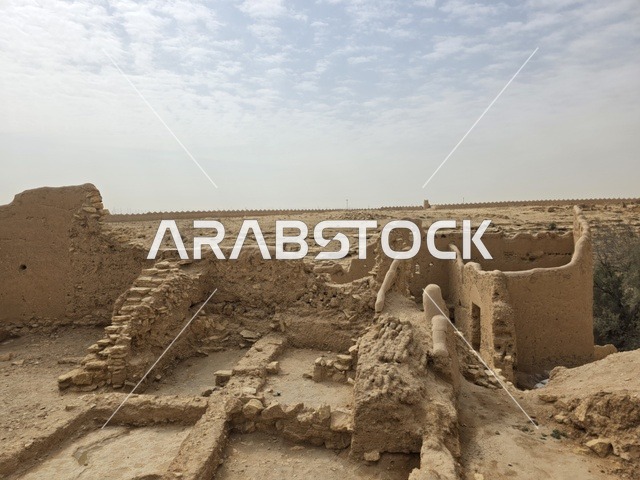 بقايا جدران مبنية من الطوب اللبن،  تاريخ الدولة السعودية الأولى، أسوار الدرعية القديمة في مدينة الرياض في المملكة العربية السعودية، معالم أثرية تاريخية قديمة، الفن الهندسي المعماري القديم، صورة للمباني الأثرية والبيوت الطينية في حي الطريف في الدرعية