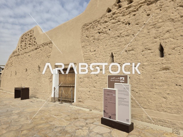 باب أثري تاريخي،  تاريخ الدولة السعودية الأولى، أسوار الدرعية القديمة في مدينة الرياض في المملكة العربية السعودية، معالم أثرية تاريخية قديمة، الفن الهندسي المعماري القديم، صورة للمباني الأثرية والبيوت الطينية في حي الطريف في الدرعية