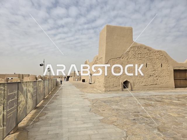 أزقة المدينة القديمة في مدينة الدرعية، تاريخ الدولة السعودية الأولى، أسوار الدرعية القديمة في مدينة الرياض في المملكة العربية السعودية، معالم أثرية تاريخية قديمة، الفن الهندسي المعماري القديم، صورة للمباني الأثرية والبيوت الطينية في حي الطريف في الدرعية