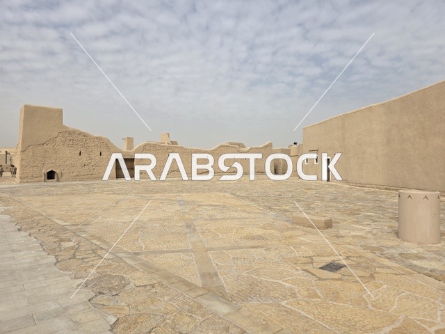 معالم أثرية تاريخية شعبية قديمة، تاريخ الدولة السعودية الأولى، أسوار الدرعية القديمة في مدينة الرياض في المملكة العربية السعودية، معالم أثرية تاريخية قديمة، الفن الهندسي المعماري القديم، صورة للمباني الأثرية والبيوت الطينية في حي الطريف في الدرعية