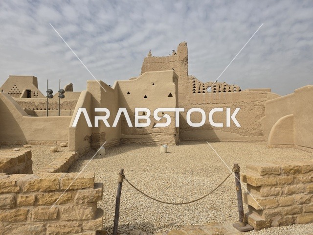 تاريخ الدولة السعودية الأولى، أشجار النخيل الخضراء، أسوار الدرعية القديمة في مدينة الرياض في المملكة العربية السعودية، معالم أثرية تاريخية قديمة، الفن الهندسي المعماري القديم، صورة للمباني الأثرية والبيوت الطينية في حي الطريف في الدرعية