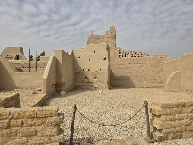 تاريخ الدولة السعودية الأولى، أشجار النخيل الخضراء، أسوار الدرعية القديمة في مدينة الرياض في المملكة العربية السعودية، معالم أثرية تاريخية قديمة، الفن الهندسي المعماري القديم، صورة للمباني الأثرية والبيوت الطينية في حي الطريف في الدرعية