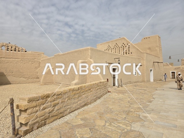 الاستمتاع بالمزارات السياحية المشهورة، أشجار النخيل الخضراء، أسوار الدرعية القديمة في مدينة الرياض في المملكة العربية السعودية، معالم أثرية تاريخية قديمة، الفن الهندسي المعماري القديم، صورة للمباني الأثرية والبيوت الطينية في حي الطريف في الدرعية