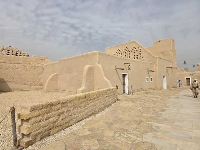 الاستمتاع بالمزارات السياحية المشهورة، أشجار النخيل الخضراء، أسوار الدرعية القديمة في مدينة الرياض في المملكة العربية السعودية، معالم أثرية تاريخية قديمة، الفن الهندسي المعماري القديم، صورة للمباني الأثرية والبيوت الطينية في حي الطريف في الدرعية