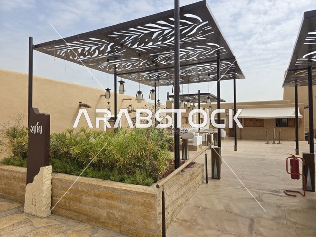 القرية التاريخية التراثية في مدينة الرياض، أشجار النخيل الخضراء، أسوار الدرعية القديمة في مدينة الرياض في المملكة العربية السعودية، معالم أثرية تاريخية قديمة، الفن الهندسي المعماري القديم، صورة للمباني الأثرية والبيوت الطينية في حي الطريف في الدرعية