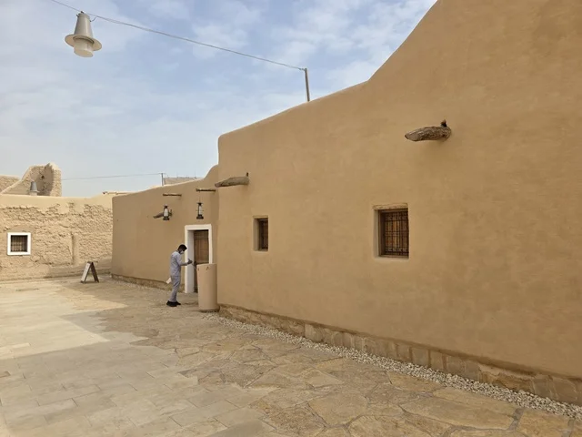 مناطق السياحة والحضارة السعودية العربية الأصيلة، أشجار النخيل الخضراء، أسوار الدرعية القديمة في مدينة الرياض في المملكة العربية السعودية، معالم أثرية تاريخية قديمة، الفن الهندسي المعماري القديم، صورة للمباني الأثرية والبيوت الطينية في حي الطريف في الدرعية