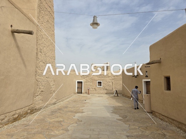 مناطق السياحة والحضارة السعودية العربية الأصيلة، أشجار النخيل الخضراء، أسوار الدرعية القديمة في مدينة الرياض في المملكة العربية السعودية، معالم أثرية تاريخية قديمة، الفن الهندسي المعماري القديم، صورة للمباني الأثرية والبيوت الطينية في حي الطريف في الدرعية