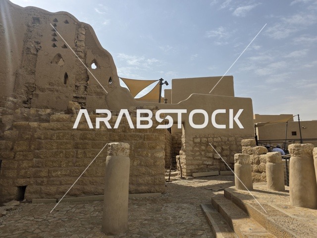 البيوت القديمة في الدرعية، أشجار النخيل الخضراء، أسوار الدرعية القديمة في مدينة الرياض في المملكة العربية السعودية، معالم أثرية تاريخية قديمة، الفن الهندسي المعماري القديم، صورة للمباني الأثرية والبيوت الطينية في حي الطريف في الدرعية، مناطق السياحة التراثية في السعودية