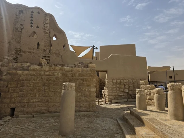 The old houses in Diriyah, the green palm trees, the ancient walls of Diriyah in Riyadh, Saudi Arabia, ancient historical archaeological landmarks, the art of ancient architectural engineering, a picture of the archaeological buildings and mud houses in the Al-Turaif neighborhood in Diriyah, heritage tourism areas in Saudi Arabia. The old houses in Diriyah, the green palm trees, the ancient walls of Diriyah in Riyadh, Saudi Arabia, ancient historical archaeological landmarks, the art of ancient architectural engineering, a picture of the archaeological buildings and mud houses in the Al-Turaif neighborhood in Diriyah, heritage tourism areas in Saudi Arabia.