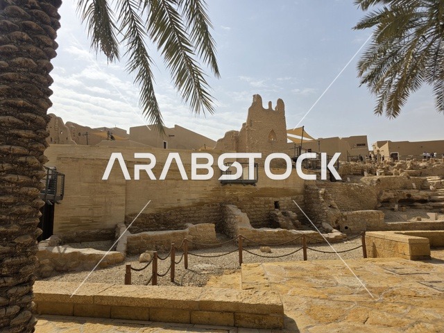 أماكن تراثية لجذب السياح الى السعودية، أشجار النخيل الخضراء، أسوار الدرعية القديمة في مدينة الرياض في المملكة العربية السعودية، معالم أثرية تاريخية قديمة، الفن الهندسي المعماري القديم، صورة للمباني الأثرية والبيوت الطينية في حي الطريف في الدرعية